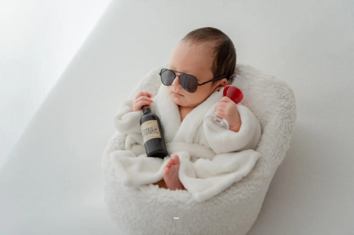 黔东满月宝宝趴着睡 黔东满月宝宝趴着睡